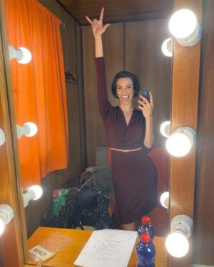 Marianna Di Martino Instagram - Il camerino… quel non-luogo sospeso nel tempo, tra il presente e quello-che-potrebbe-essere, una porta sul multiverso praticamente. 
Un limbo, una tana, una culla.. uno dei miei posti preferiti al mondo.. ci andrei in vacanza se potessi!
_________________________________
#INCASTRATI2 di e con @ficarraepicone ancora in Top 10 su @netflixit GRAZIE!!!🍿♥️🍿