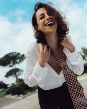 Marianna Di Martino Instagram - La mia grotta è un posto molto accogliente. Ci sono tutte le mie personalità… si fanno delle gran chiacchierate… e io sto lì, ad ascoltarle in silenzio. Mangiando popcorn. 
La trama è un po’ complicata e non ho ancora capito dove va a parare… ma mi aspetto un colpo di scena finale. 
📸 @simopanetta