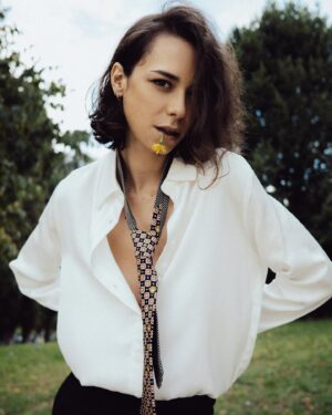 Marianna Di Martino Instagram - La mia grotta è un posto molto accogliente. Ci sono tutte le mie personalità… si fanno delle gran chiacchierate… e io sto lì, ad ascoltarle in silenzio. Mangiando popcorn. 
La trama è un po’ complicata e non ho ancora capito dove va a parare… ma mi aspetto un colpo di scena finale. 
📸 @simopanetta