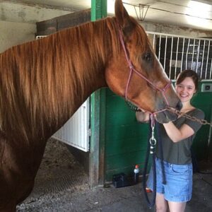 Marianne Fortier Instagram - Des fois, pour jouer dans des films, faut apprendre des affaires. 🐴 #piedsnusdanslaube 🤗