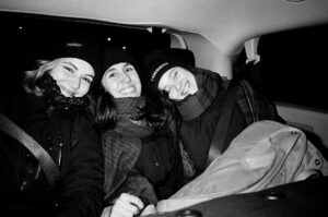 Marianne Fortier Instagram - Aucun fun sul backseat 🙋🏻‍♀️🙆🏻‍♀️💁🏻‍♀️
📷 @emiledl_
