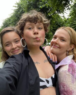 Marianne Fortier Instagram - KVIFF avec les rigolos 🥳