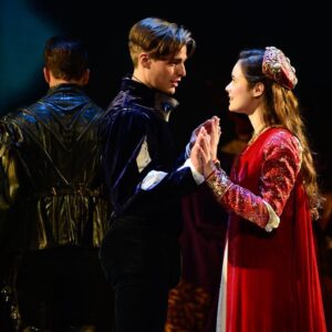 Marianne Fortier Instagram - La fin d'une belle aventure. Avec du méchant beau monde. Merci à toute la gang de Roméo et Juliette 😍🎭💕 Photo Yves Renaud