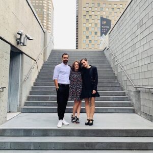 Marianne Fortier Instagram - Je vous présente mes amis. C’est avec eux que j’ai eu l’honneur, jusqu’à dimanche dernier, d’interpréter les grandes montagnes russes de l’adolescence. Des émotions parfois belles, parfois déchirantes, mais toujours intenses. C’était une aventure magique, mais surtout un grand privilège de faire partie de la famille Passez Go durant les 3 dernières années. C’est un peu tough de faire comprendre juste à travers les mots à quel point j’ai découvert de grandes personnes, inspirantes, authentiques, passionnées, talentueuses... Je suis pleine d’une admiration infinie pour eux, et pis voilà, j’ai la chance de les compter parmi mes amis. Pis y’en manque une sacré batch qu’on voit pas sur les photos. Reconnaissance éternelle pour ça. Merci pour tout. C’était beau. 😘