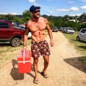Mariano Brozincevic Instagram - VAMOS PA LA PLAYA PA CURARTE EL ALMA 🎼📻🌞🏝 #playa #marianobrozz #marianobrozincevic #summertime