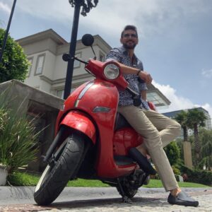 Mariano Brozincevic Instagram - Subí que te llevo!! 🛵 #motocicletas #marianobrozincevic #marianobrozz