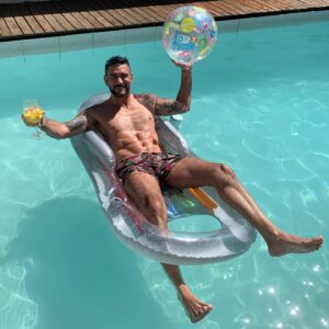 Mariano Brozincevic Instagram - A perseguir el verano!!! #lifestyle #summer ☀️ SILLONTAURO 🤪 #marianobrozz #marianobrozincevic