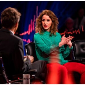 Marie Agerhäll Instagram - 8 mars! Varför är det inte alltid helt oproblematiskt att berätta att jag skrivit, medverkat, regisserat och producerat en humorserie? Det riskerar (fortfarande) att uppfattas som självhävdelse än bara en uppradning av fakta. Kanske pratar jag ikväll om hur det var att jonglera många funktioner på set, kanske pratar jag om Phil Collins, Berghain eller om lussebullar och Jäger. Allt kan inte komma med! Skavlan ikväll! Tut