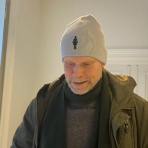Marie Agerhäll Instagram - Jag: Betyder din mössa att du är en damtoalett? 
Kristian: Jag svarar inte på dina frågor din lilla jävel. (Jag tar upp telefonen.)
Kristian: Nä skriv inte det, skriv att jag sa "lilla plutt".
