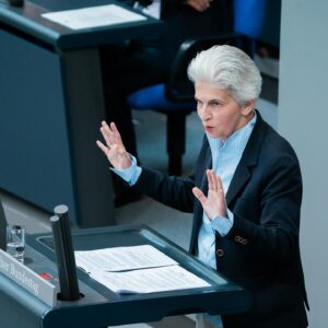 Marie-Agnes Strack-Zimmermann Instagram - Heute durfte ich meine letzte Rede im Deutschen Bundestag halten. Es war mir eine Freude und Ehre, hier in allen demokratischen Fraktionen Kolleginnen und Kollegen kennengelernt zu haben, die meine Sicht auf die Welt und meine politische Arbeit bereichert haben, von denen ich so viel lernen durfte und mit denen ich auch im besten demokratischen Sinne über Positionen streiten konnte.

Meiner Fraktion, der @fdpbt, danke ich von ganzem Herzen für den Rückhalt, die jahrelange große Unterstützung und dafür, dass Sie mir das, was ich mit Freude tun durfte, ermöglicht hat.

Wenn es um Frieden und Freiheit geht, werde ich auch in Zukunft und in neuer Funktion von mir hören lassen. Auch in Europa will ich dafür kämpfen, dass wir den nächsten Generationen das erhalten, was wir uns auf diesem wunderbaren Kontinent nach bitteren Epochen oft erkämpfen mussten und was gerade angesichts aktueller Geschehnisse offenkundig nicht selbstverständlich ist: Frieden, Freiheit, Sicherheit, Demokratie und Wohlstand. 

Wir dürfen den demokratischen Diskurs nicht den Extremen von links und rechts überlassen. Keine Toleranz den Intoleranten, sondern ein klares Rückgrat für Freiheit, Menschenrechte und Würde - in Deutschland wie in Europa.

Ich verabschiede mich aus dem Deutschen Bundestag, aber nehme jetzt genauso motiviert Anlauf für Europa. Wir sehen und hören uns. Bis sich etwas ändert, nerve ich weiter. 😉