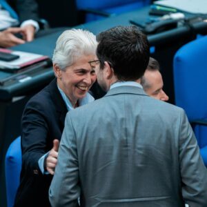 Marie-Agnes Strack-Zimmermann Instagram - Heute durfte ich meine letzte Rede im Deutschen Bundestag halten. Es war mir eine Freude und Ehre, hier in allen demokratischen Fraktionen Kolleginnen und Kollegen kennengelernt zu haben, die meine Sicht auf die Welt und meine politische Arbeit bereichert haben, von denen ich so viel lernen durfte und mit denen ich auch im besten demokratischen Sinne über Positionen streiten konnte.

Meiner Fraktion, der @fdpbt, danke ich von ganzem Herzen für den Rückhalt, die jahrelange große Unterstützung und dafür, dass Sie mir das, was ich mit Freude tun durfte, ermöglicht hat.

Wenn es um Frieden und Freiheit geht, werde ich auch in Zukunft und in neuer Funktion von mir hören lassen. Auch in Europa will ich dafür kämpfen, dass wir den nächsten Generationen das erhalten, was wir uns auf diesem wunderbaren Kontinent nach bitteren Epochen oft erkämpfen mussten und was gerade angesichts aktueller Geschehnisse offenkundig nicht selbstverständlich ist: Frieden, Freiheit, Sicherheit, Demokratie und Wohlstand. 

Wir dürfen den demokratischen Diskurs nicht den Extremen von links und rechts überlassen. Keine Toleranz den Intoleranten, sondern ein klares Rückgrat für Freiheit, Menschenrechte und Würde - in Deutschland wie in Europa.

Ich verabschiede mich aus dem Deutschen Bundestag, aber nehme jetzt genauso motiviert Anlauf für Europa. Wir sehen und hören uns. Bis sich etwas ändert, nerve ich weiter. 😉