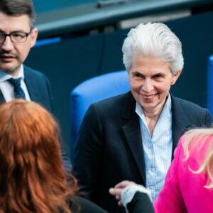 Marie-Agnes Strack-Zimmermann Instagram - Heute durfte ich meine letzte Rede im Deutschen Bundestag halten. Es war mir eine Freude und Ehre, hier in allen demokratischen Fraktionen Kolleginnen und Kollegen kennengelernt zu haben, die meine Sicht auf die Welt und meine politische Arbeit bereichert haben, von denen ich so viel lernen durfte und mit denen ich auch im besten demokratischen Sinne über Positionen streiten konnte.

Meiner Fraktion, der @fdpbt, danke ich von ganzem Herzen für den Rückhalt, die jahrelange große Unterstützung und dafür, dass Sie mir das, was ich mit Freude tun durfte, ermöglicht hat.

Wenn es um Frieden und Freiheit geht, werde ich auch in Zukunft und in neuer Funktion von mir hören lassen. Auch in Europa will ich dafür kämpfen, dass wir den nächsten Generationen das erhalten, was wir uns auf diesem wunderbaren Kontinent nach bitteren Epochen oft erkämpfen mussten und was gerade angesichts aktueller Geschehnisse offenkundig nicht selbstverständlich ist: Frieden, Freiheit, Sicherheit, Demokratie und Wohlstand. 

Wir dürfen den demokratischen Diskurs nicht den Extremen von links und rechts überlassen. Keine Toleranz den Intoleranten, sondern ein klares Rückgrat für Freiheit, Menschenrechte und Würde - in Deutschland wie in Europa.

Ich verabschiede mich aus dem Deutschen Bundestag, aber nehme jetzt genauso motiviert Anlauf für Europa. Wir sehen und hören uns. Bis sich etwas ändert, nerve ich weiter. 😉