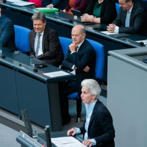 Marie-Agnes Strack-Zimmermann Instagram - Heute durfte ich meine letzte Rede im Deutschen Bundestag halten. Es war mir eine Freude und Ehre, hier in allen demokratischen Fraktionen Kolleginnen und Kollegen kennengelernt zu haben, die meine Sicht auf die Welt und meine politische Arbeit bereichert haben, von denen ich so viel lernen durfte und mit denen ich auch im besten demokratischen Sinne über Positionen streiten konnte.

Meiner Fraktion, der @fdpbt, danke ich von ganzem Herzen für den Rückhalt, die jahrelange große Unterstützung und dafür, dass Sie mir das, was ich mit Freude tun durfte, ermöglicht hat.

Wenn es um Frieden und Freiheit geht, werde ich auch in Zukunft und in neuer Funktion von mir hören lassen. Auch in Europa will ich dafür kämpfen, dass wir den nächsten Generationen das erhalten, was wir uns auf diesem wunderbaren Kontinent nach bitteren Epochen oft erkämpfen mussten und was gerade angesichts aktueller Geschehnisse offenkundig nicht selbstverständlich ist: Frieden, Freiheit, Sicherheit, Demokratie und Wohlstand. 

Wir dürfen den demokratischen Diskurs nicht den Extremen von links und rechts überlassen. Keine Toleranz den Intoleranten, sondern ein klares Rückgrat für Freiheit, Menschenrechte und Würde - in Deutschland wie in Europa.

Ich verabschiede mich aus dem Deutschen Bundestag, aber nehme jetzt genauso motiviert Anlauf für Europa. Wir sehen und hören uns. Bis sich etwas ändert, nerve ich weiter. 😉