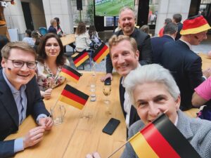 Marie-Agnes Strack-Zimmermann Instagram - Team @fdp Europa für Team Deutschland: Kurze Verhandlungspause, denn manchmal gibt es Wichtigeres. 😉 🇩🇪 🇭🇺 🇪🇺⚽️
