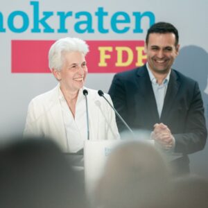 Marie-Agnes Strack-Zimmermann Instagram - Nach über 500 Terminen seit Januar bleibt mir nur noch, Danke zu sagen. Im Ergebnis sind die Freien Demokraten stabil. Wir halten unsere fünf Mandate im Europäischen Parlament und wir haben 32.000 Stimmen gegenüber dem Wahlergebnis von 2019 hinzugewonnen. Das ist für uns eine Stabilisierung auch in der Bundespolitik.

Ich bedanke mich bei allen Parteifreundinnen und Parteifreunden für das Vertrauen, vom Parteivorsitzenden über das Präsidium und den Bundesvorstand, mich diesen Weg, den ich im Wahlkampf gegangen bin, gehen zu lassen. Ich war mit Leidenschaft Vorsitzende des Verteidigungsausschusses.

Ich freue ich mich sehr, dass es uns gelungen ist, die fünf Mandate, die wir hatten, zu halten. Denn die Kollegen, die derzeit im Parlament sind, auf deren Expertise baut ja auch meine Arbeit auf. 

Wir haben im Vergleich zu 2019 über 30.000 Stimmen hinzugewonnen. Das ist eine gute Nachricht angesichts der Tatsache, dass es bei der #Europawahl nur eine Stimme gibt. Es konnte auch nicht taktisch gewählt werden, sondern das war FDP pur. Insofern danke ich allen, die mich unterstützt haben.

Jetzt werde ich alles dafür tun, meinen Beitrag dazu zu leisten, die Freien Demokraten in Brüssel und auch als Präsidiumsmitglied der FDP, das ich bleibe, in Berlin zu stärken und für ein starkes, freies, demokratisches und resilientes #Europa zu streiten.