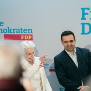 Marie-Agnes Strack-Zimmermann Instagram - Nach über 500 Terminen seit Januar bleibt mir nur noch, Danke zu sagen. Im Ergebnis sind die Freien Demokraten stabil. Wir halten unsere fünf Mandate im Europäischen Parlament und wir haben 32.000 Stimmen gegenüber dem Wahlergebnis von 2019 hinzugewonnen. Das ist für uns eine Stabilisierung auch in der Bundespolitik.

Ich bedanke mich bei allen Parteifreundinnen und Parteifreunden für das Vertrauen, vom Parteivorsitzenden über das Präsidium und den Bundesvorstand, mich diesen Weg, den ich im Wahlkampf gegangen bin, gehen zu lassen. Ich war mit Leidenschaft Vorsitzende des Verteidigungsausschusses.

Ich freue ich mich sehr, dass es uns gelungen ist, die fünf Mandate, die wir hatten, zu halten. Denn die Kollegen, die derzeit im Parlament sind, auf deren Expertise baut ja auch meine Arbeit auf. 

Wir haben im Vergleich zu 2019 über 30.000 Stimmen hinzugewonnen. Das ist eine gute Nachricht angesichts der Tatsache, dass es bei der #Europawahl nur eine Stimme gibt. Es konnte auch nicht taktisch gewählt werden, sondern das war FDP pur. Insofern danke ich allen, die mich unterstützt haben.

Jetzt werde ich alles dafür tun, meinen Beitrag dazu zu leisten, die Freien Demokraten in Brüssel und auch als Präsidiumsmitglied der FDP, das ich bleibe, in Berlin zu stärken und für ein starkes, freies, demokratisches und resilientes #Europa zu streiten.