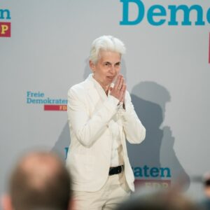 Marie-Agnes Strack-Zimmermann Instagram - Nach über 500 Terminen seit Januar bleibt mir nur noch, Danke zu sagen. Im Ergebnis sind die Freien Demokraten stabil. Wir halten unsere fünf Mandate im Europäischen Parlament und wir haben 32.000 Stimmen gegenüber dem Wahlergebnis von 2019 hinzugewonnen. Das ist für uns eine Stabilisierung auch in der Bundespolitik.

Ich bedanke mich bei allen Parteifreundinnen und Parteifreunden für das Vertrauen, vom Parteivorsitzenden über das Präsidium und den Bundesvorstand, mich diesen Weg, den ich im Wahlkampf gegangen bin, gehen zu lassen. Ich war mit Leidenschaft Vorsitzende des Verteidigungsausschusses.

Ich freue ich mich sehr, dass es uns gelungen ist, die fünf Mandate, die wir hatten, zu halten. Denn die Kollegen, die derzeit im Parlament sind, auf deren Expertise baut ja auch meine Arbeit auf. 

Wir haben im Vergleich zu 2019 über 30.000 Stimmen hinzugewonnen. Das ist eine gute Nachricht angesichts der Tatsache, dass es bei der #Europawahl nur eine Stimme gibt. Es konnte auch nicht taktisch gewählt werden, sondern das war FDP pur. Insofern danke ich allen, die mich unterstützt haben.

Jetzt werde ich alles dafür tun, meinen Beitrag dazu zu leisten, die Freien Demokraten in Brüssel und auch als Präsidiumsmitglied der FDP, das ich bleibe, in Berlin zu stärken und für ein starkes, freies, demokratisches und resilientes #Europa zu streiten.