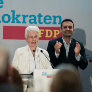 Marie-Agnes Strack-Zimmermann Instagram - Nach über 500 Terminen seit Januar bleibt mir nur noch, Danke zu sagen. Im Ergebnis sind die Freien Demokraten stabil. Wir halten unsere fünf Mandate im Europäischen Parlament und wir haben 32.000 Stimmen gegenüber dem Wahlergebnis von 2019 hinzugewonnen. Das ist für uns eine Stabilisierung auch in der Bundespolitik.

Ich bedanke mich bei allen Parteifreundinnen und Parteifreunden für das Vertrauen, vom Parteivorsitzenden über das Präsidium und den Bundesvorstand, mich diesen Weg, den ich im Wahlkampf gegangen bin, gehen zu lassen. Ich war mit Leidenschaft Vorsitzende des Verteidigungsausschusses.

Ich freue ich mich sehr, dass es uns gelungen ist, die fünf Mandate, die wir hatten, zu halten. Denn die Kollegen, die derzeit im Parlament sind, auf deren Expertise baut ja auch meine Arbeit auf. 

Wir haben im Vergleich zu 2019 über 30.000 Stimmen hinzugewonnen. Das ist eine gute Nachricht angesichts der Tatsache, dass es bei der #Europawahl nur eine Stimme gibt. Es konnte auch nicht taktisch gewählt werden, sondern das war FDP pur. Insofern danke ich allen, die mich unterstützt haben.

Jetzt werde ich alles dafür tun, meinen Beitrag dazu zu leisten, die Freien Demokraten in Brüssel und auch als Präsidiumsmitglied der FDP, das ich bleibe, in Berlin zu stärken und für ein starkes, freies, demokratisches und resilientes #Europa zu streiten.