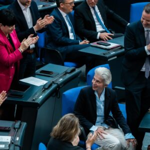 Marie-Agnes Strack-Zimmermann Instagram - Heute durfte ich meine letzte Rede im Deutschen Bundestag halten. Es war mir eine Freude und Ehre, hier in allen demokratischen Fraktionen Kolleginnen und Kollegen kennengelernt zu haben, die meine Sicht auf die Welt und meine politische Arbeit bereichert haben, von denen ich so viel lernen durfte und mit denen ich auch im besten demokratischen Sinne über Positionen streiten konnte.

Meiner Fraktion, der @fdpbt, danke ich von ganzem Herzen für den Rückhalt, die jahrelange große Unterstützung und dafür, dass Sie mir das, was ich mit Freude tun durfte, ermöglicht hat.

Wenn es um Frieden und Freiheit geht, werde ich auch in Zukunft und in neuer Funktion von mir hören lassen. Auch in Europa will ich dafür kämpfen, dass wir den nächsten Generationen das erhalten, was wir uns auf diesem wunderbaren Kontinent nach bitteren Epochen oft erkämpfen mussten und was gerade angesichts aktueller Geschehnisse offenkundig nicht selbstverständlich ist: Frieden, Freiheit, Sicherheit, Demokratie und Wohlstand. 

Wir dürfen den demokratischen Diskurs nicht den Extremen von links und rechts überlassen. Keine Toleranz den Intoleranten, sondern ein klares Rückgrat für Freiheit, Menschenrechte und Würde - in Deutschland wie in Europa.

Ich verabschiede mich aus dem Deutschen Bundestag, aber nehme jetzt genauso motiviert Anlauf für Europa. Wir sehen und hören uns. Bis sich etwas ändert, nerve ich weiter. 😉