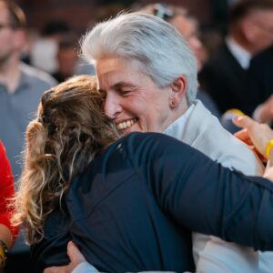 Marie-Agnes Strack-Zimmermann Instagram - Nach über 500 Terminen seit Januar bleibt mir nur noch, Danke zu sagen. Im Ergebnis sind die Freien Demokraten stabil. Wir halten unsere fünf Mandate im Europäischen Parlament und wir haben 32.000 Stimmen gegenüber dem Wahlergebnis von 2019 hinzugewonnen. Das ist für uns eine Stabilisierung auch in der Bundespolitik.

Ich bedanke mich bei allen Parteifreundinnen und Parteifreunden für das Vertrauen, vom Parteivorsitzenden über das Präsidium und den Bundesvorstand, mich diesen Weg, den ich im Wahlkampf gegangen bin, gehen zu lassen. Ich war mit Leidenschaft Vorsitzende des Verteidigungsausschusses.

Ich freue ich mich sehr, dass es uns gelungen ist, die fünf Mandate, die wir hatten, zu halten. Denn die Kollegen, die derzeit im Parlament sind, auf deren Expertise baut ja auch meine Arbeit auf. 

Wir haben im Vergleich zu 2019 über 30.000 Stimmen hinzugewonnen. Das ist eine gute Nachricht angesichts der Tatsache, dass es bei der #Europawahl nur eine Stimme gibt. Es konnte auch nicht taktisch gewählt werden, sondern das war FDP pur. Insofern danke ich allen, die mich unterstützt haben.

Jetzt werde ich alles dafür tun, meinen Beitrag dazu zu leisten, die Freien Demokraten in Brüssel und auch als Präsidiumsmitglied der FDP, das ich bleibe, in Berlin zu stärken und für ein starkes, freies, demokratisches und resilientes #Europa zu streiten.