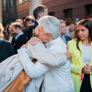 Marie-Agnes Strack-Zimmermann Instagram - Nach über 500 Terminen seit Januar bleibt mir nur noch, Danke zu sagen. Im Ergebnis sind die Freien Demokraten stabil. Wir halten unsere fünf Mandate im Europäischen Parlament und wir haben 32.000 Stimmen gegenüber dem Wahlergebnis von 2019 hinzugewonnen. Das ist für uns eine Stabilisierung auch in der Bundespolitik.

Ich bedanke mich bei allen Parteifreundinnen und Parteifreunden für das Vertrauen, vom Parteivorsitzenden über das Präsidium und den Bundesvorstand, mich diesen Weg, den ich im Wahlkampf gegangen bin, gehen zu lassen. Ich war mit Leidenschaft Vorsitzende des Verteidigungsausschusses.

Ich freue ich mich sehr, dass es uns gelungen ist, die fünf Mandate, die wir hatten, zu halten. Denn die Kollegen, die derzeit im Parlament sind, auf deren Expertise baut ja auch meine Arbeit auf. 

Wir haben im Vergleich zu 2019 über 30.000 Stimmen hinzugewonnen. Das ist eine gute Nachricht angesichts der Tatsache, dass es bei der #Europawahl nur eine Stimme gibt. Es konnte auch nicht taktisch gewählt werden, sondern das war FDP pur. Insofern danke ich allen, die mich unterstützt haben.

Jetzt werde ich alles dafür tun, meinen Beitrag dazu zu leisten, die Freien Demokraten in Brüssel und auch als Präsidiumsmitglied der FDP, das ich bleibe, in Berlin zu stärken und für ein starkes, freies, demokratisches und resilientes #Europa zu streiten.