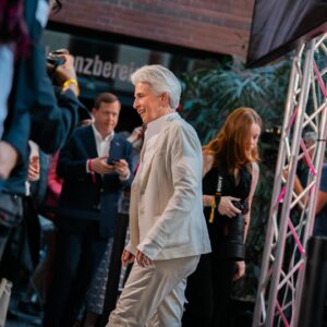 Marie-Agnes Strack-Zimmermann Instagram - Nach über 500 Terminen seit Januar bleibt mir nur noch, Danke zu sagen. Im Ergebnis sind die Freien Demokraten stabil. Wir halten unsere fünf Mandate im Europäischen Parlament und wir haben 32.000 Stimmen gegenüber dem Wahlergebnis von 2019 hinzugewonnen. Das ist für uns eine Stabilisierung auch in der Bundespolitik.

Ich bedanke mich bei allen Parteifreundinnen und Parteifreunden für das Vertrauen, vom Parteivorsitzenden über das Präsidium und den Bundesvorstand, mich diesen Weg, den ich im Wahlkampf gegangen bin, gehen zu lassen. Ich war mit Leidenschaft Vorsitzende des Verteidigungsausschusses.

Ich freue ich mich sehr, dass es uns gelungen ist, die fünf Mandate, die wir hatten, zu halten. Denn die Kollegen, die derzeit im Parlament sind, auf deren Expertise baut ja auch meine Arbeit auf. 

Wir haben im Vergleich zu 2019 über 30.000 Stimmen hinzugewonnen. Das ist eine gute Nachricht angesichts der Tatsache, dass es bei der #Europawahl nur eine Stimme gibt. Es konnte auch nicht taktisch gewählt werden, sondern das war FDP pur. Insofern danke ich allen, die mich unterstützt haben.

Jetzt werde ich alles dafür tun, meinen Beitrag dazu zu leisten, die Freien Demokraten in Brüssel und auch als Präsidiumsmitglied der FDP, das ich bleibe, in Berlin zu stärken und für ein starkes, freies, demokratisches und resilientes #Europa zu streiten.