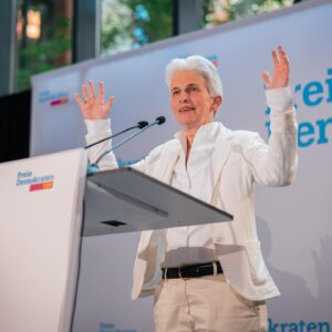 Marie-Agnes Strack-Zimmermann Instagram - Nach über 500 Terminen seit Januar bleibt mir nur noch, Danke zu sagen. Im Ergebnis sind die Freien Demokraten stabil. Wir halten unsere fünf Mandate im Europäischen Parlament und wir haben 32.000 Stimmen gegenüber dem Wahlergebnis von 2019 hinzugewonnen. Das ist für uns eine Stabilisierung auch in der Bundespolitik.

Ich bedanke mich bei allen Parteifreundinnen und Parteifreunden für das Vertrauen, vom Parteivorsitzenden über das Präsidium und den Bundesvorstand, mich diesen Weg, den ich im Wahlkampf gegangen bin, gehen zu lassen. Ich war mit Leidenschaft Vorsitzende des Verteidigungsausschusses.

Ich freue ich mich sehr, dass es uns gelungen ist, die fünf Mandate, die wir hatten, zu halten. Denn die Kollegen, die derzeit im Parlament sind, auf deren Expertise baut ja auch meine Arbeit auf. 

Wir haben im Vergleich zu 2019 über 30.000 Stimmen hinzugewonnen. Das ist eine gute Nachricht angesichts der Tatsache, dass es bei der #Europawahl nur eine Stimme gibt. Es konnte auch nicht taktisch gewählt werden, sondern das war FDP pur. Insofern danke ich allen, die mich unterstützt haben.

Jetzt werde ich alles dafür tun, meinen Beitrag dazu zu leisten, die Freien Demokraten in Brüssel und auch als Präsidiumsmitglied der FDP, das ich bleibe, in Berlin zu stärken und für ein starkes, freies, demokratisches und resilientes #Europa zu streiten.