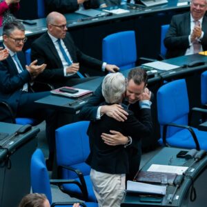 Marie-Agnes Strack-Zimmermann Instagram - Heute durfte ich meine letzte Rede im Deutschen Bundestag halten. Es war mir eine Freude und Ehre, hier in allen demokratischen Fraktionen Kolleginnen und Kollegen kennengelernt zu haben, die meine Sicht auf die Welt und meine politische Arbeit bereichert haben, von denen ich so viel lernen durfte und mit denen ich auch im besten demokratischen Sinne über Positionen streiten konnte.

Meiner Fraktion, der @fdpbt, danke ich von ganzem Herzen für den Rückhalt, die jahrelange große Unterstützung und dafür, dass Sie mir das, was ich mit Freude tun durfte, ermöglicht hat.

Wenn es um Frieden und Freiheit geht, werde ich auch in Zukunft und in neuer Funktion von mir hören lassen. Auch in Europa will ich dafür kämpfen, dass wir den nächsten Generationen das erhalten, was wir uns auf diesem wunderbaren Kontinent nach bitteren Epochen oft erkämpfen mussten und was gerade angesichts aktueller Geschehnisse offenkundig nicht selbstverständlich ist: Frieden, Freiheit, Sicherheit, Demokratie und Wohlstand. 

Wir dürfen den demokratischen Diskurs nicht den Extremen von links und rechts überlassen. Keine Toleranz den Intoleranten, sondern ein klares Rückgrat für Freiheit, Menschenrechte und Würde - in Deutschland wie in Europa.

Ich verabschiede mich aus dem Deutschen Bundestag, aber nehme jetzt genauso motiviert Anlauf für Europa. Wir sehen und hören uns. Bis sich etwas ändert, nerve ich weiter. 😉