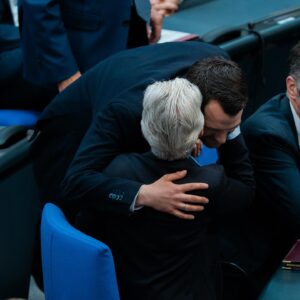 Marie-Agnes Strack-Zimmermann Instagram - Heute durfte ich meine letzte Rede im Deutschen Bundestag halten. Es war mir eine Freude und Ehre, hier in allen demokratischen Fraktionen Kolleginnen und Kollegen kennengelernt zu haben, die meine Sicht auf die Welt und meine politische Arbeit bereichert haben, von denen ich so viel lernen durfte und mit denen ich auch im besten demokratischen Sinne über Positionen streiten konnte.

Meiner Fraktion, der @fdpbt, danke ich von ganzem Herzen für den Rückhalt, die jahrelange große Unterstützung und dafür, dass Sie mir das, was ich mit Freude tun durfte, ermöglicht hat.

Wenn es um Frieden und Freiheit geht, werde ich auch in Zukunft und in neuer Funktion von mir hören lassen. Auch in Europa will ich dafür kämpfen, dass wir den nächsten Generationen das erhalten, was wir uns auf diesem wunderbaren Kontinent nach bitteren Epochen oft erkämpfen mussten und was gerade angesichts aktueller Geschehnisse offenkundig nicht selbstverständlich ist: Frieden, Freiheit, Sicherheit, Demokratie und Wohlstand. 

Wir dürfen den demokratischen Diskurs nicht den Extremen von links und rechts überlassen. Keine Toleranz den Intoleranten, sondern ein klares Rückgrat für Freiheit, Menschenrechte und Würde - in Deutschland wie in Europa.

Ich verabschiede mich aus dem Deutschen Bundestag, aber nehme jetzt genauso motiviert Anlauf für Europa. Wir sehen und hören uns. Bis sich etwas ändert, nerve ich weiter. 😉