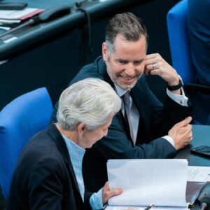 Marie-Agnes Strack-Zimmermann Instagram - Heute durfte ich meine letzte Rede im Deutschen Bundestag halten. Es war mir eine Freude und Ehre, hier in allen demokratischen Fraktionen Kolleginnen und Kollegen kennengelernt zu haben, die meine Sicht auf die Welt und meine politische Arbeit bereichert haben, von denen ich so viel lernen durfte und mit denen ich auch im besten demokratischen Sinne über Positionen streiten konnte.

Meiner Fraktion, der @fdpbt, danke ich von ganzem Herzen für den Rückhalt, die jahrelange große Unterstützung und dafür, dass Sie mir das, was ich mit Freude tun durfte, ermöglicht hat.

Wenn es um Frieden und Freiheit geht, werde ich auch in Zukunft und in neuer Funktion von mir hören lassen. Auch in Europa will ich dafür kämpfen, dass wir den nächsten Generationen das erhalten, was wir uns auf diesem wunderbaren Kontinent nach bitteren Epochen oft erkämpfen mussten und was gerade angesichts aktueller Geschehnisse offenkundig nicht selbstverständlich ist: Frieden, Freiheit, Sicherheit, Demokratie und Wohlstand. 

Wir dürfen den demokratischen Diskurs nicht den Extremen von links und rechts überlassen. Keine Toleranz den Intoleranten, sondern ein klares Rückgrat für Freiheit, Menschenrechte und Würde - in Deutschland wie in Europa.

Ich verabschiede mich aus dem Deutschen Bundestag, aber nehme jetzt genauso motiviert Anlauf für Europa. Wir sehen und hören uns. Bis sich etwas ändert, nerve ich weiter. 😉