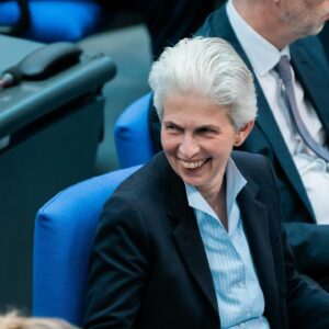 Marie-Agnes Strack-Zimmermann Instagram - Heute durfte ich meine letzte Rede im Deutschen Bundestag halten. Es war mir eine Freude und Ehre, hier in allen demokratischen Fraktionen Kolleginnen und Kollegen kennengelernt zu haben, die meine Sicht auf die Welt und meine politische Arbeit bereichert haben, von denen ich so viel lernen durfte und mit denen ich auch im besten demokratischen Sinne über Positionen streiten konnte.

Meiner Fraktion, der @fdpbt, danke ich von ganzem Herzen für den Rückhalt, die jahrelange große Unterstützung und dafür, dass Sie mir das, was ich mit Freude tun durfte, ermöglicht hat.

Wenn es um Frieden und Freiheit geht, werde ich auch in Zukunft und in neuer Funktion von mir hören lassen. Auch in Europa will ich dafür kämpfen, dass wir den nächsten Generationen das erhalten, was wir uns auf diesem wunderbaren Kontinent nach bitteren Epochen oft erkämpfen mussten und was gerade angesichts aktueller Geschehnisse offenkundig nicht selbstverständlich ist: Frieden, Freiheit, Sicherheit, Demokratie und Wohlstand. 

Wir dürfen den demokratischen Diskurs nicht den Extremen von links und rechts überlassen. Keine Toleranz den Intoleranten, sondern ein klares Rückgrat für Freiheit, Menschenrechte und Würde - in Deutschland wie in Europa.

Ich verabschiede mich aus dem Deutschen Bundestag, aber nehme jetzt genauso motiviert Anlauf für Europa. Wir sehen und hören uns. Bis sich etwas ändert, nerve ich weiter. 😉