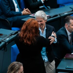 Marie-Agnes Strack-Zimmermann Instagram - Heute durfte ich meine letzte Rede im Deutschen Bundestag halten. Es war mir eine Freude und Ehre, hier in allen demokratischen Fraktionen Kolleginnen und Kollegen kennengelernt zu haben, die meine Sicht auf die Welt und meine politische Arbeit bereichert haben, von denen ich so viel lernen durfte und mit denen ich auch im besten demokratischen Sinne über Positionen streiten konnte.

Meiner Fraktion, der @fdpbt, danke ich von ganzem Herzen für den Rückhalt, die jahrelange große Unterstützung und dafür, dass Sie mir das, was ich mit Freude tun durfte, ermöglicht hat.

Wenn es um Frieden und Freiheit geht, werde ich auch in Zukunft und in neuer Funktion von mir hören lassen. Auch in Europa will ich dafür kämpfen, dass wir den nächsten Generationen das erhalten, was wir uns auf diesem wunderbaren Kontinent nach bitteren Epochen oft erkämpfen mussten und was gerade angesichts aktueller Geschehnisse offenkundig nicht selbstverständlich ist: Frieden, Freiheit, Sicherheit, Demokratie und Wohlstand. 

Wir dürfen den demokratischen Diskurs nicht den Extremen von links und rechts überlassen. Keine Toleranz den Intoleranten, sondern ein klares Rückgrat für Freiheit, Menschenrechte und Würde - in Deutschland wie in Europa.

Ich verabschiede mich aus dem Deutschen Bundestag, aber nehme jetzt genauso motiviert Anlauf für Europa. Wir sehen und hören uns. Bis sich etwas ändert, nerve ich weiter. 😉