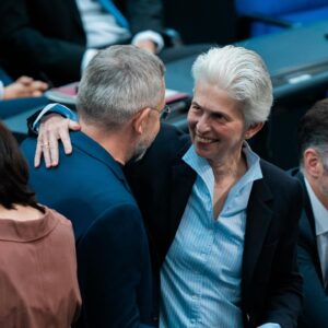 Marie-Agnes Strack-Zimmermann Instagram - Heute durfte ich meine letzte Rede im Deutschen Bundestag halten. Es war mir eine Freude und Ehre, hier in allen demokratischen Fraktionen Kolleginnen und Kollegen kennengelernt zu haben, die meine Sicht auf die Welt und meine politische Arbeit bereichert haben, von denen ich so viel lernen durfte und mit denen ich auch im besten demokratischen Sinne über Positionen streiten konnte.

Meiner Fraktion, der @fdpbt, danke ich von ganzem Herzen für den Rückhalt, die jahrelange große Unterstützung und dafür, dass Sie mir das, was ich mit Freude tun durfte, ermöglicht hat.

Wenn es um Frieden und Freiheit geht, werde ich auch in Zukunft und in neuer Funktion von mir hören lassen. Auch in Europa will ich dafür kämpfen, dass wir den nächsten Generationen das erhalten, was wir uns auf diesem wunderbaren Kontinent nach bitteren Epochen oft erkämpfen mussten und was gerade angesichts aktueller Geschehnisse offenkundig nicht selbstverständlich ist: Frieden, Freiheit, Sicherheit, Demokratie und Wohlstand. 

Wir dürfen den demokratischen Diskurs nicht den Extremen von links und rechts überlassen. Keine Toleranz den Intoleranten, sondern ein klares Rückgrat für Freiheit, Menschenrechte und Würde - in Deutschland wie in Europa.

Ich verabschiede mich aus dem Deutschen Bundestag, aber nehme jetzt genauso motiviert Anlauf für Europa. Wir sehen und hören uns. Bis sich etwas ändert, nerve ich weiter. 😉
