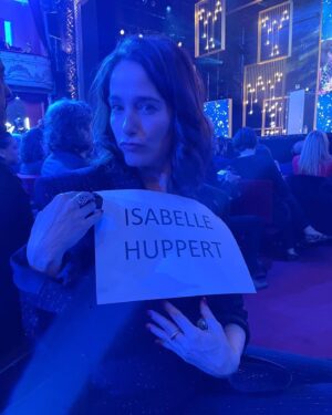 Marie Gillain Instagram - Pas de Molière MAIS joie d’avoir été assise sur le fauteuil de Madame @isabelle.huppert !

@lesmolieres 
#💃💃💃 
Merci à @balmain pour cette subliiiime combi!