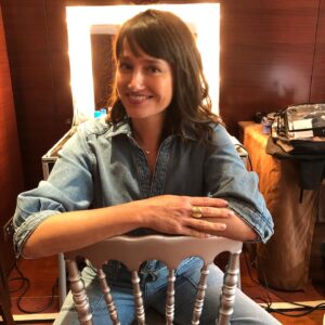 Marie Gillain Instagram - Matinée presse avec @alexismichalik 
 @andrea_bescond et @ericmetayer4 - qui promet bien des folies…
A suivre ❤️ 

Merci à Aurélia et @aneska_paris pour ses sublimes créations 💍
Et merci à @sylviearcelin pour la très chouette #👕👖 @bashparis