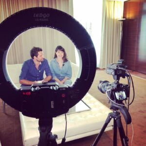 Marie Gillain Instagram - Matinée presse avec @alexismichalik 
 @andrea_bescond et @ericmetayer4 - qui promet bien des folies…
A suivre ❤️ 

Merci à Aurélia et @aneska_paris pour ses sublimes créations 💍
Et merci à @sylviearcelin pour la très chouette #👕👖 @bashparis