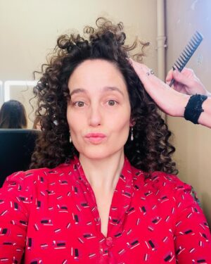 Marie Gillain Instagram - Au pays des bouclettes 💃💃💃
La main et le peigne de #milousanner 
la Reine des boucles!