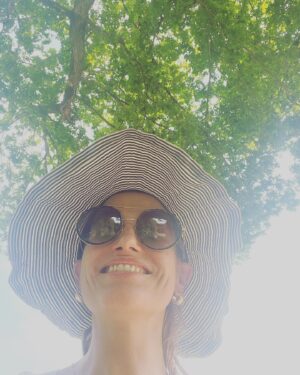 Marie Gillain Instagram - Merci mon amoureux pour cette parenthèse vraiment vraiment enchantée qui couronne mes 48 ans 
🕊️❤️🍀🌳🌸