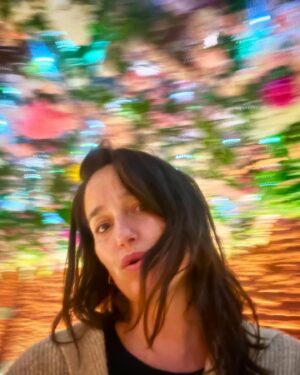 Marie Gillain Instagram - Un tour de manège sous un ciel fleuri, l’enfance est encore là… #passiontheatre #troupe #troubadours