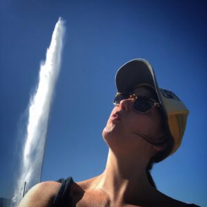 Marie Gillain Instagram - 40 degrés à l’ombre, je vous recommande le jet d’eau de Genève!
#rideaudedouche #ratmouillé