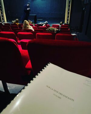 Marie Gillain Instagram - ’Sur la tête des enfants!’
Une immense joie de revenir sur les planches avec @pascalelbe !
Un texte génial écrit par @salome.lelouch 
Mis en scène par @salome.lelouch et @ludivinedechastenet 
A partir du 24 janvier 
dans le sublime @theatredelarenaissanceparis !
#💃🕺