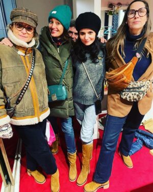 Marie Gillain Instagram - Le clan des bottes! Une partie de l’équipe de femmes de folie sur cette aventure de fouuuuus! Sur la tête des enfants!
@salome.lelouch @ludivinedechastenet @ma2moisellepaul 
Sans oublier @constancecarrelet qui n’est pas sur la photo mais mérite haut la main ses bottes!
