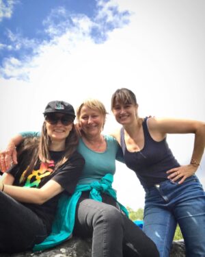 Marie Gillain Instagram - Mère et filles ont un point commun: la marche 🍀🍀🍀