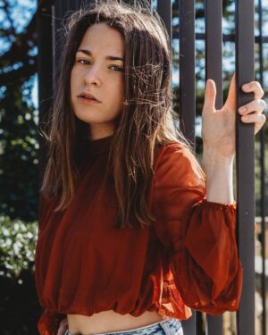 Marie Mallia Instagram - On fera sûrement naufrage mais on aura au moin essayé ♡

Crédit photo : @alisonbeguephotography