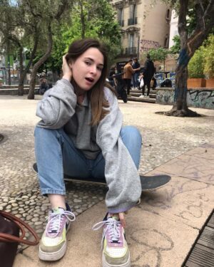 Marie Mallia Instagram - Rêve mieux 🙃