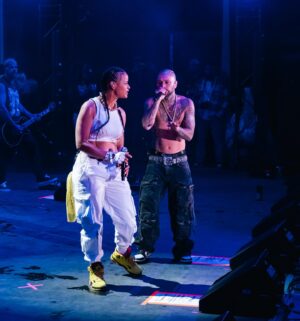 Marième Ndiaye Instagram - De Limoilou jusqu’à la stratosphère 🚀🔥🖤
@souldia.officiel quel Show mémorable que tu as offert!!

Merci encore pour l’invitation : On est Ensemble 🤝🏾
📸 @legarsdesarchives 

#francos #francosmtl #Souldia #Marieme #Mario #Familyfirst #Limoilou #Lland #Qcflava