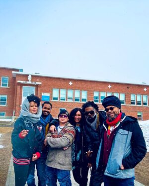 Marième Ndiaye Instagram - J2- Gaspésie 🖤
#NouveauxModeles 
Je suis à la fois fière, touchée, reconnaissante et émue de nos rencontres avec les kids de la place.
ON EST ENSEMBLE 🙏🏾

Merci à @sab_merceron 
@quentincondo052 @renzel.dashington Virgile Desroches, Michael Farkas 

.
.
.
#Marieme #Mario #Gaspesie #quentincondo052 #blackrepresentationmatters #black #blackwomen #native #doingforthekids #kids
