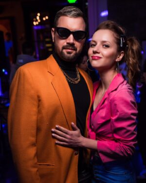 Mariia Pustova Instagram - Якщо коротко, то нашу родину можна назвати просто
«Скаженина»
Ох пощастило нашій Варварі💙
@maksymbukin