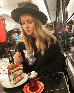 Mariia Pustova Instagram - Ох як би хотілося  як раніше, але як раніше вже ніколи не буде…
Вірю, що буде краще💙💛