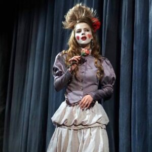 Mariia Pustova Instagram - Сегодня я должна была играть 2 спектакля в @molodyytheatre , утренний «Красавица и чудовище», «Горе от ума» вечером… 1 марта должна была ехать на съемку, 2 поздравить крестника с днём рождения….
Но из за того что 3 дня назад Росия начала войну с Украиной, я вынуждена сидеть в укрытии, мое сердце выскакивает из груди, я переживаю, но не боюсь….Я верю в ЗСУ, в украинскую армию, в нашего президента…
Для всех коллег, друзей просим поддержать нас, говорите правду, не молчите….
Верим, что очень скоро путинские суки сядут на большой и толстый, а мы вернёмся к нашей привычной жизни и будем праздновать победу!!!!
Слава Україні!
Героям слава!🇺🇦

P.S. Всем умникам, которые пишут мне в Директ, что так нам и надо, все кто поддерживают политику Хуйла, идите нахуй и никогда не возвращайтесь!!!!